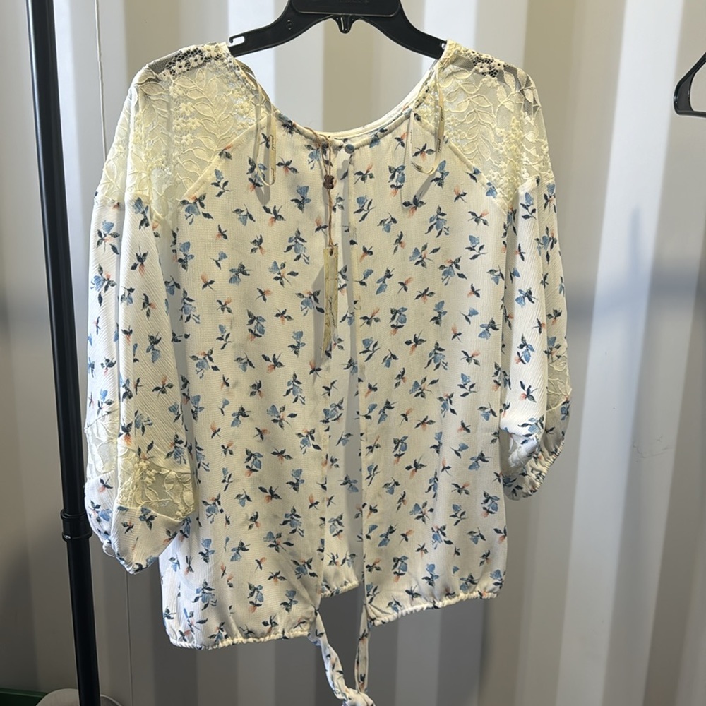 Buckle gimmicks. Florals too - Picture 3 of 6